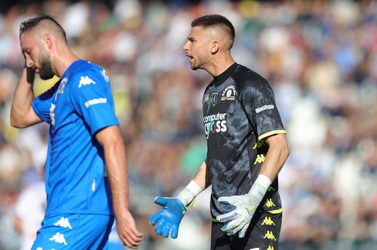 EMPOLI, ITALY - OCTOBER 30: Guglielmo Vicario goalkeeper of Empoli FC reacts during the Serie A match between Empoli FC and Atalanta BC at Stadio Carlo Castellani on October 30, 2022 in Empoli, Italy. (Photo by Gabriele Maltinti/Getty Images) Mercato: in porta la Juve pensa ad un obiettivo viola ed al nome ad effetto- immagine 2
