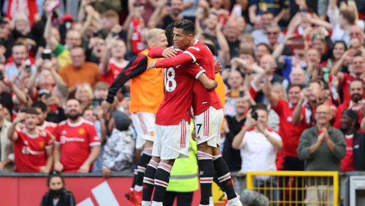 MANCHESTER, ENGLAND - SEPTEMBER 11: Cristiano Ronaldo of Manchester United celebrates with Bruno Fernandes after scoring their side's second goal during the Premier League match between Manchester United and Newcastle United at Old Trafford on September 11, 2021 in Manchester, England. (Photo by Clive Brunskill/Getty Images) Bruno Fernandes: “Se segno di meno non è colpa di Ronaldo. Lo United è schiavo dei fantasmi del passato” - immagine 1