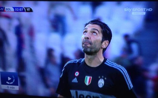 In quello sguardo c'è un'Italia che impreca a più non posso In quello sguardo c'è un'Italia che impreca a più non posso