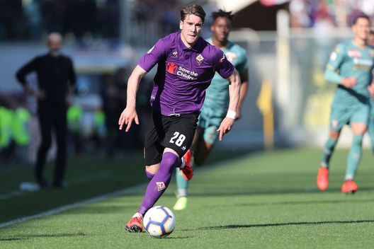 Fiorentina-Torino, Vlahovic avanza palla al piede Fiorentina-Torino, Vlahovic avanza palla al piede