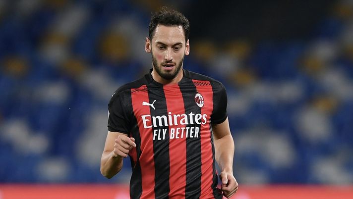 Hakan Calhanoglu (centrocampista AC Milan) durante Napoli-Milan 1-3 (Serie A 2020-2021) | AC Milan News (Getty Images)