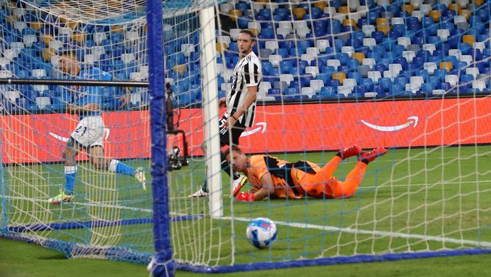 NAPLES, ITALY - SEPTEMBER 11: Matteo Politano of Napoli scores the equalizing goal during the Serie A match between SSC Napoli and Juventus at Stadio Diego Armando Maradona on September 11, 2021 in Naples, Italy. (Photo by Maurizio Lagana/Getty Images) NAPLES, ITALY - SEPTEMBER 11: Matteo Politano of Napoli scores the equalizing goal during the Serie A match between SSC Napoli and Juventus at Stadio Diego Armando Maradona on September 11, 2021 in Naples, Italy. (Photo by Maurizio Lagana/Getty Images)