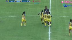 VIDEO / Calciatrice espulsa perde la testa: dà un calcio all’arbitro proprio lì…