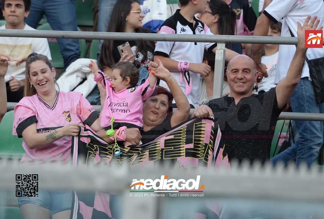 Fototifo, i tifosi allo stadio per Palermo-Feralpisaló 1-0 (gallery) - immagine 40