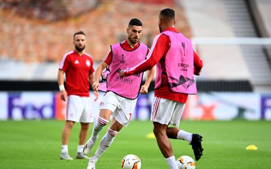 Giorgos Masouras si riscalda con l'Olympiacos es) Giorgos Masouras si riscalda con l'Olympiacos es)