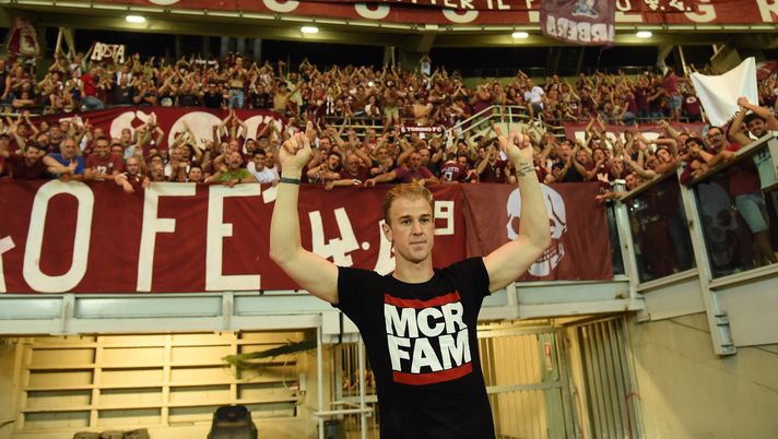 TURIN, ITALY - MAY 28:  Goalkeeper of FC Torino Joe Hart celebrates under FC Turin's fans at the end of last Serie A match between FC Torino and US Sassuolo at Stadio Olimpico di Torino on May 28, 2017 in Turin, Italy.  (Photo by Pier Marco Tacca/Getty Images) 