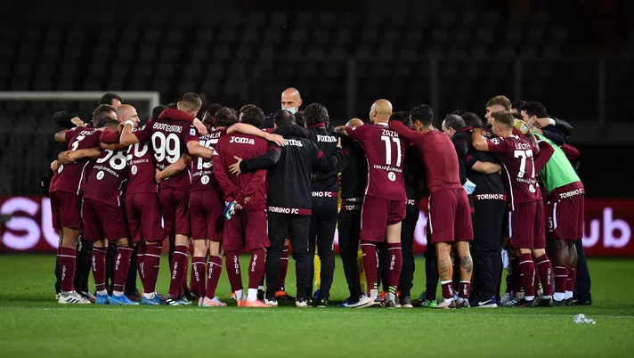 TURIN, ITALY - MAY 23: The Torino squad and staff huddle following the Serie A match between Torino FC v Benevento Calcio at Olimpico Stadium on May 23, 2021 in Turin, Italy. Sporting stadiums around Italy remain under strict restrictions due to the Coronavirus Pandemic as Government social distancing laws prohibit fans inside venues resulting in games being played behind closed doors.  (Photo by Valerio Pennicino/Getty Images)