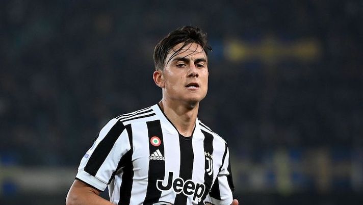 VERONA, ITALY - OCTOBER 30: Paulo Dybala of Juventus looks on during the Serie A match between Hellas and Juventus at Stadio Marcantonio Bentegodi on October 30, 2021 in Verona, Italy. (Photo by Alessandro Sabattini/Getty Images) Dybala e Morata sono pronti, cosa filtra su Bernardeschi: la formazione provata dalla Juve - immagine 1