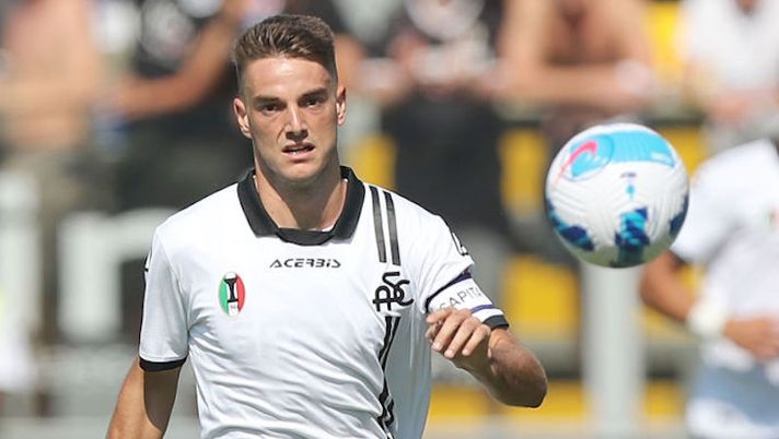 LA SPEZIA, ITALY - SEPTEMBER 12: Giulio Maggiore of Spezia Calcio in action during the Serie A match between Spezia Calcio and Udinese Calcio at Stadio Alberto Picco on September 12, 2021 in La Spezia, Italy. (Photo by Gabriele Maltinti/Getty Images) Lo Spezia ritrova Reca e Maggiore: la probabile formazione e cosa filtra su Verde - immagine 1