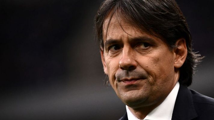 Inter Milan's coach Simone Inzaghi is seen ahead of the Italian Serie A football match between Inter Milan and AS Roma at San Siro stadium in Milan on April 23, 2022. (Photo by MARCO BERTORELLO / AFP) (Photo by MARCO BERTORELLO/AFP via Getty Images) Inzaghi: “Radu ora deve stare tranquillo. Non siamo più padroni del nostro destino” - immagine 1