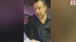 VIDEO / Matteo Salvini scatenato in discoteca balla e canta: “Pioli is on fire”