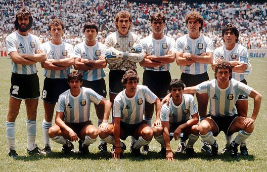 (Photo by Bongarts/Getty Images) Quando Maradona giocò a futsal per 5 ore di fila: era il 1991, in Italia l’accusa era doping…- immagine 2