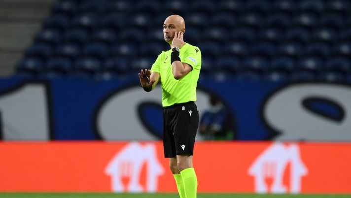 PORTO, PORTUGAL - SEPTEMBER 28: Referee Sergey Karasev checks Sadio Mane of Liverpool's goal during the UEFA Champions League group B match between FC Porto and Liverpool FC at Estadio do Dragao on September 28, 2021 in Porto, Portugal. (Photo by David Ramos/Getty Images) Dopo il rosso a Bonucci, torna ad arbitrare Karasev: gli tocca il derby di Mosca - immagine 1