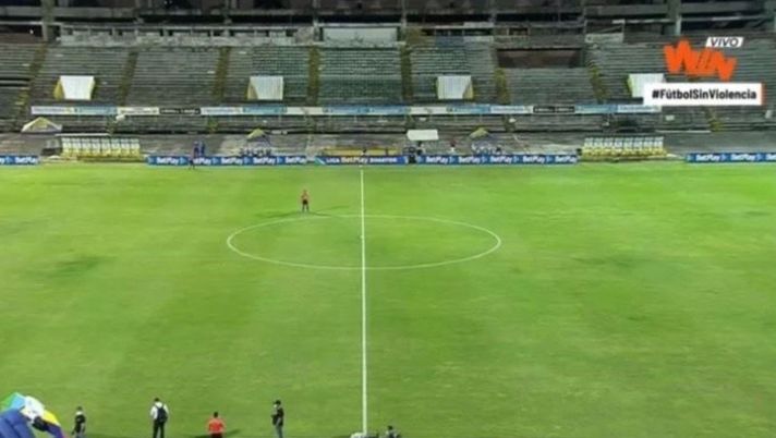 Colombia, i giocatori restano negli spogliatoi: fischio d’inizio, in campo solo l’arbitro… 