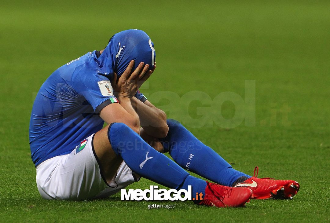  MILAN, ITALY - NOVEMBER 13:  Alessandro Florenzi of Italy reacts after loosing at the end of the FIFA 2018 World Cup Qualifier Play-Off: Second Leg between Italy and Sweden at San Siro Stadium on November 13, 2017 in Milan, Sweden.  (Photo by Marco Luzzani/Getty Images) 