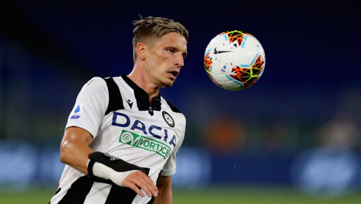 ROME, ITALY - JULY 02: Stryger Larsen of Udinese Calcio in action during the Serie A match between AS Roma and Udinese Calcio at Stadio Olimpico on July 2, 2020 in Rome, Italy. (Photo by Paolo Bruno/Getty Images) CHI GIOCA, CHI NO – Larsen in dubbio! Gervinho, Ilicic, Demiral, Simeone, Godin… - immagine 1