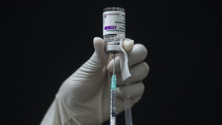 BANGKOK, THAILAND - JUNE 07: A health workers prepares a syringe for administering the AstraZeneca Covid-19 coronavirus vaccine to people at the mass vaccination site inside the Siam Paragon shopping mall on June 07, 2021 in Bangkok, Thailand. Thailand began rolling out its long-anticipated mass vaccination program on Monday. The government has said it will vaccinate around 70 percent of its population by the end of the year, with either Sinovac or AstraZeneca vaccines. The government has also announced plans to acquire Pfizer and Johnson & Johnson vaccines to bolster its program. (Photo by Sirachai Arunrugstichai/Getty Images) BANGKOK, THAILAND - JUNE 07: A health workers prepares a syringe for administering the AstraZeneca Covid-19 coronavirus vaccine to people at the mass vaccination site inside the Siam Paragon shopping mall on June 07, 2021 in Bangkok, Thailand. Thailand began rolling out its long-anticipated mass vaccination program on Monday. The government has said it will vaccinate around 70 percent of its population by the end of the year, with either Sinovac or AstraZeneca vaccines. The government has also announced plans to acquire Pfizer and Johnson & Johnson vaccines to bolster its program. (Photo by Sirachai Arunrugstichai/Getty Images)