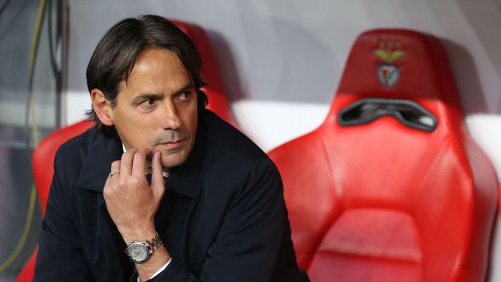 Inter Milan's Italian coach Simone Inzaghi sits on the bench before the UEFA Champions League quarter final first leg football match between SL Benfica and Inter Milan at the Luz stadium in Lisbon on April 11, 2023. (Photo by CARLOS COSTA / AFP) (Photo by CARLOS COSTA/AFP via Getty Images) Inzaghi: “Nessuna rivincita, so da dove venivano le critiche! Lautaro, Lukaku e con Marotta…” - immagine 1