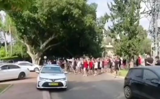 Il corteo pre-derby dei tifosi dell'Hapoel Tel Aviv Il corteo pre-derby dei tifosi dell'Hapoel Tel Aviv