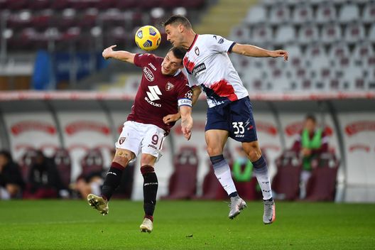 TURIN, ITALY - NOVEMBER 08: Andrea Belotti (L) of Torino FC is challenged by Andrea Rispoli of FC Crotone during the Serie A match between Torino FC and FC Crotone at Stadio Olimpico di Torino on November 8, 2020 in Turin, Italy. (Photo by Valerio Pennicino/Getty Images) TURIN, ITALY - NOVEMBER 08: Andrea Belotti (L) of Torino FC is challenged by Andrea Rispoli of FC Crotone during the Serie A match between Torino FC and FC Crotone at Stadio Olimpico di Torino on November 8, 2020 in Turin, Italy. (Photo by Valerio Pennicino/Getty Images)