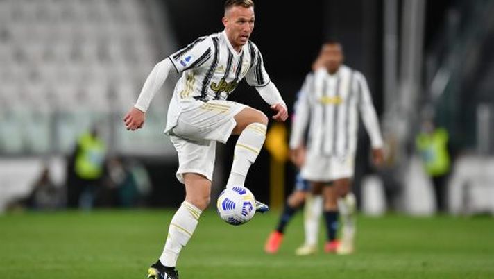 TURIN, ITALY - APRIL 07: Arthur of Juventus controls the ball during the Serie A match between Juventus and Napoli at Allianz Stadium on April 7, 2021 in Turin, Italy. (Photo by Valerio Pennicino/Getty Images) TURIN, ITALY - APRIL 07: Arthur of Juventus controls the ball during the Serie A match between Juventus and Napoli at Allianz Stadium on April 7, 2021 in Turin, Italy. (Photo by Valerio Pennicino/Getty Images)