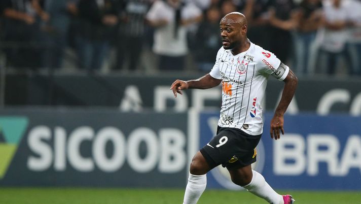 SAO PAULO, BRAZIL - OCTOBER 10: Vagner Love of Corinthians controls the ball during the match against Athletico PR for the Brasileirao Series A 2019 at Arena Corinthians on October 10, 2019 in Sao Paulo, Brazil. (Photo by Alexandre Schneider/Getty Images) SAO PAULO, BRAZIL - OCTOBER 10: Vagner Love of Corinthians controls the ball during the match against Athletico PR for the Brasileirao Series A 2019 at Arena Corinthians on October 10, 2019 in Sao Paulo, Brazil. (Photo by Alexandre Schneider/Getty Images)