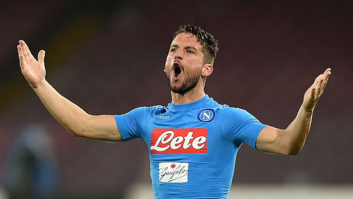 NAPLES, ITALY - OCTOBER 26: Dries Mertens of Napoli celebrates after scoring goal 1-0 during the Serie A match between SSC Napoli and Empoli FC at Stadio San Paolo on October 26, 2016 in Naples, Italy. (Photo by Francesco Pecoraro/Getty Images) NAPOLI – Hysaj c’è, solo conferme in difesa! Zielinski più di Allan, Mertens… - immagine 1