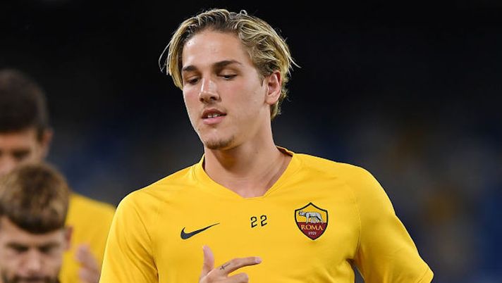 NAPLES, ITALY - JULY 05: Nicolò Zaniolo of AS Roma warms up for his first game after injury before the Serie A match between SSC Napoli and AS Roma at Stadio San Paolo on July 05, 2020 in Naples, Italy. (Photo by Francesco Pecoraro/Getty Images) Infortunio Zaniolo, Sky: “Sospiro di sollievo dopo gli esami: cosa filtra per il Sassuolo” - immagine 1