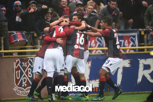 BOLOGNA, ITALY - NOVEMBER 20: Mattia Destro # 10 of Bologna FC celebrates after scoring his team's first goal during the Serie A match between Bologna FC and US Citta di Palermo at Stadio Renato Dall'Ara on November 20, 2016 in Bologna, Italy.  (Photo by Mario Carlini / Iguana Press/Getty Images) 