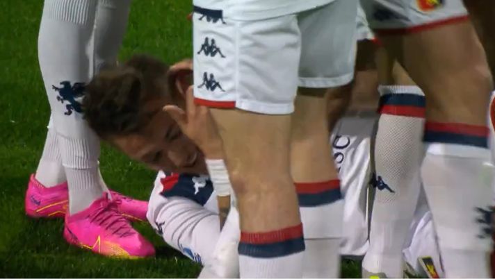 Salernitana-Genoa: snack cioccolato colpisce Retegui, Strootman lo mangia Salernitana-Genoa: snack cioccolato colpisce Retegui, Strootman lo mangia - immagine 1