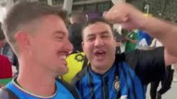 “Forza Milan e Maldini”, ma il tifoso ha la maglia delI’Inter. Il video è virale