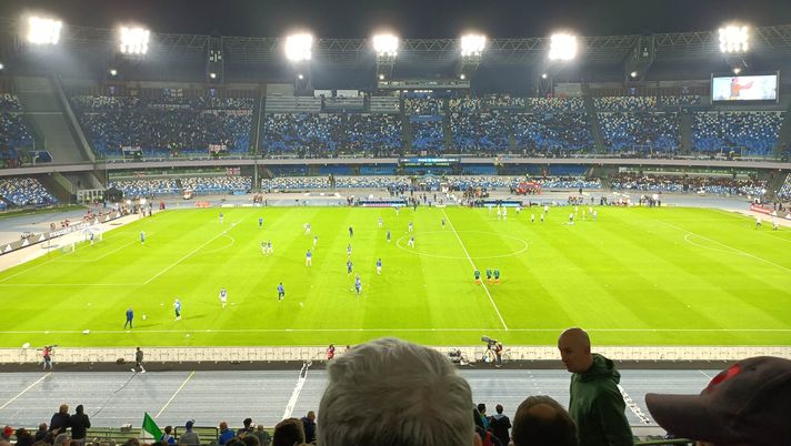 FOTO Napoli, bandiera shock degli inglesi: “Diego è in una bara” - immagine 1
