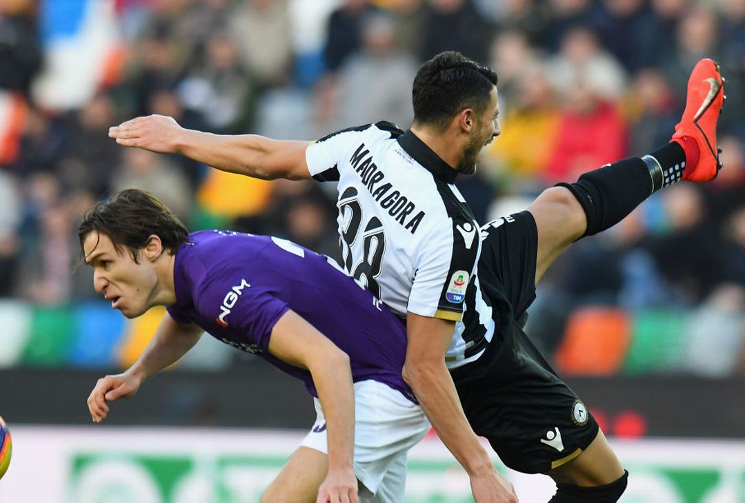  UDINE, ITALY - FEBRUARY 03:  Federico Chiesa of ACF Fiorentina competes for the ball with Rolando Mandragora of Udinese Calcio during the Serie A match between Udinese and ACF Fiorentina at Stadio Friuli on February 3, 2019 in Udine, Italy.  (Photo by Alessandro Sabattini/Getty Images) 