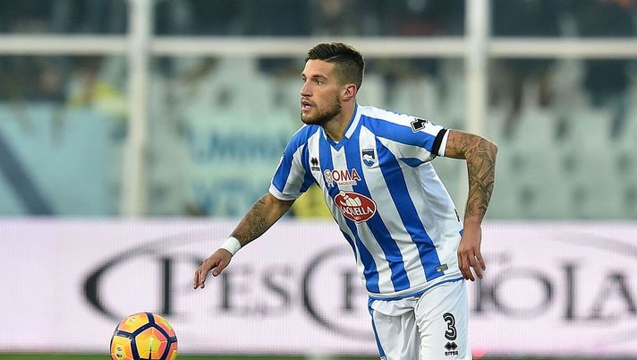 PESCARA, ITALY - DECEMBER 04:  Cristiano Biraghi of Pescara Calcio in action during the Serie A match between Pescara Calcio and Cagliari Calcio at Adriatico Stadium on December 4, 2016 in Pescara, Italy.  (Photo by Giuseppe Bellini/Getty Images) 