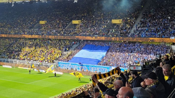 Tifosi Borussia Dortmund: con voi non è un derby, ma poi perdono 4-3… Tifosi Borussia Dortmund: con voi non è un derby, ma poi perdono 4-3… - immagine 1