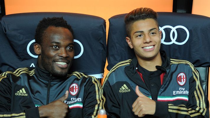 MILAN, ITALY - MAY 18: Michael Essien (L) and Hachim Mastour of AC Milan prior to the Serie A match between AC Milan and US Sassuolo Calcio at San Siro Stadium on May 18, 2014 in Milan, Italy. (Photo by Claudio Villa/Getty Images)