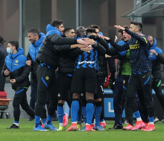 MILAN, ITALY - MARCH 08: Romelu Lukaku of FC Internazionale celebrates with teammates at the end of the Serie A match between FC Internazionale and Atalanta BC at Stadio Giuseppe Meazza on March 08, 2021 in Milan, Italy. (Photo by Emilio Andreoli - Inter/Inter via Getty Images) MILAN, ITALY - MARCH 08: Romelu Lukaku of FC Internazionale celebrates with teammates at the end of the Serie A match between FC Internazionale and Atalanta BC at Stadio Giuseppe Meazza on March 08, 2021 in Milan, Italy. (Photo by Emilio Andreoli - Inter/Inter via Getty Images)