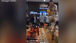 VIDEO / Messi incontenibile negli spogliatoi: balla sul tavolo con la Coppa del Mondo