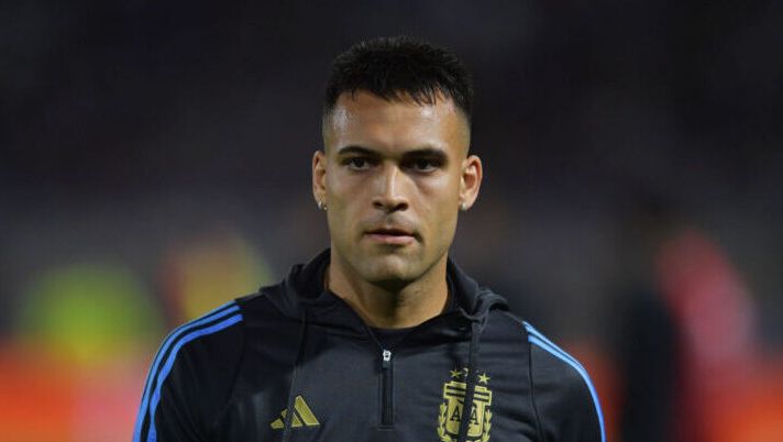 BUENOS AIRES, ARGENTINA - NOVEMBER 19: Lautaro Martinez of Argentina warms up prior to the South American FIFA World Cup 2026 Qualifier match between Argentina and Peru at Estadio Alberto J. Armando on November 19, 2024 in Buenos Aires, Argentina. (Photo by Marcelo Endelli/Getty Images) Infortunio Lautaro Martinez, cosa filtra sui tempi aspettando i nuovi esami con l’Inter: la situazione - immagine 1