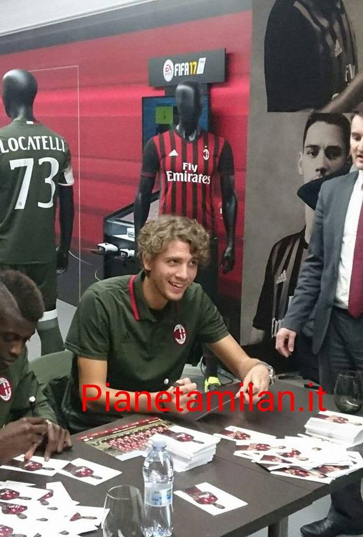 De Sciglio Niang Locatelli al Christmas Village, foto PianetaMilan,it