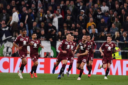 TURIN, ITALY - MAY 03: Sasa Lukic of Torino celebrates with team mates after scoring the opening goal during the Serie A match between Juventus and Torino FC on May 03, 2019 in Turin, Italy. (Photo by Tullio M. Puglia/Getty Images) TURIN, ITALY - MAY 03: Sasa Lukic of Torino celebrates with team mates after scoring the opening goal during the Serie A match between Juventus and Torino FC on May 03, 2019 in Turin, Italy. (Photo by Tullio M. Puglia/Getty Images)