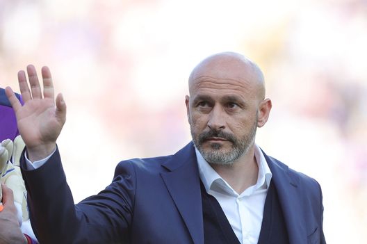 FLORENCE, ITALY - APRIL 27: Vincenzo Italiano manager of ACF Fiorentina gestures during the Serie A match between ACF Fiorentina and Udinese Calcio at Stadio Artemio Franchi on April 27, 2022 in Florence, Italy. (Photo by Gabriele Maltinti/Getty Images)