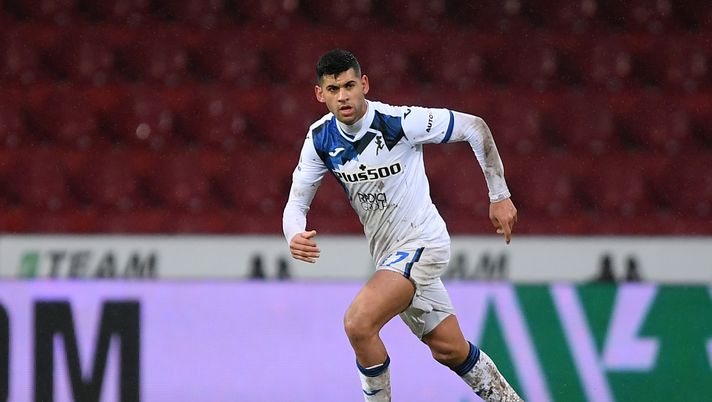 BENEVENTO, ITALY - JANUARY 09: Cristian Romero of Atalanta BC during the Serie A match between Benevento Calcio and Atalanta BC at Stadio Ciro Vigorito on January 09, 2021 in Benevento, Italy. Sporting stadiums around Italy remain under strict restrictions due to the Coronavirus Pandemic as Government social distancing laws prohibit fans inside venues resulting in games being played behind closed doors. (Photo by Francesco Pecoraro/Getty Images) 