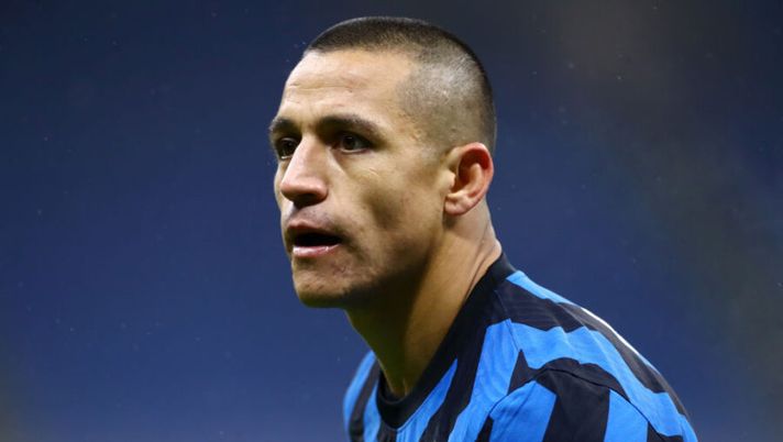 MILAN, ITALY - DECEMBER 05: Alexis Sanchez of Inter Milan looks on during the Serie A match between FC Internazionale and Bologna FC at Stadio Giuseppe Meazza on December 05, 2020 in Milan, Italy. Football Stadiums around Italy remain empty due to the Coronavirus Pandemic as Government social distancing laws prohibit fans inside venues resulting in fixtures being played behind closed doors. (Photo by Marco Luzzani/Getty Images) Inter, la decisione tra panchina e tribuna per Eriksen e Alexis Sanchez - immagine 1