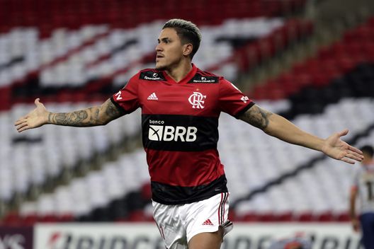  RIO DE JANEIRO, BRAZIL - APRIL 27: Pedro of Flamengo celebrates after scoring the fourth goal of his team during a match between Flamengo and Union La Calera as part of Group G of Copa CONMEBOL Libertadores 2021 at Maracana Stadium on April 27, 2021 in Rio de Janeiro, Brazil. (Photo by Antonio Lacerda-Pool/Getty Images) 