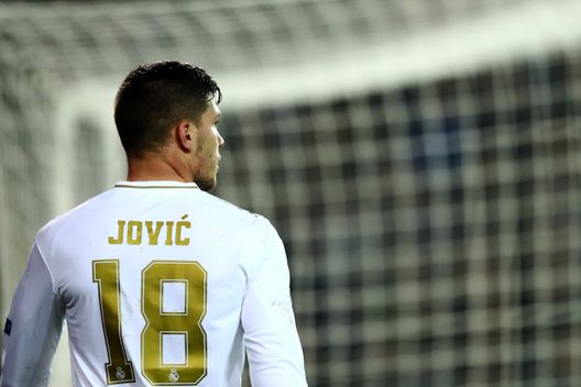 BRUGGE, BELGIUM - DECEMBER 11: Luka Jovic of Real Madrid looks dejected after being substituted during the UEFA Champions League group A match between Club Brugge KV and Real Madrid at Jan Breydel Stadium on December 11, 2019 in Brugge, Belgium. (Photo by Dean Mouhtaropoulos/Getty Images) Moretto: “Jovic alla Fiorentina, si può chiudere a breve. Ecco la formula”- immagine 2