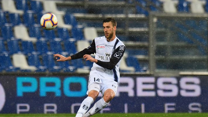 REGGIO NELL'EMILIA, ITALY - APRIL 04: Mattia Bani of Chievo Verona  in action during the Serie A match between US Sassuolo and Chievo at Mapei Stadium - Citta' del Tricolore on April 4, 2019 in Reggio nell'Emilia, Italy.  (Photo by Alessandro Sabattini/Getty Images) 