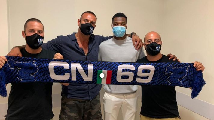 Inter, Dumfries incontra la Curva Nord: &#8220;Nell&#8217;auspicio di una stagione da protagonista&#8221; 