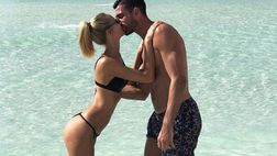 Viky Varga e Pellè sono sempre affiatatissimi: bacio romantico con vista Oceano