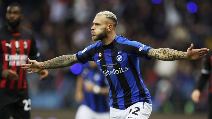 RIYADH, SAUDI ARABIA - JANUARY 18: Federico Dimarco of FC Internazionale celebrates after scoring the team's first goal during the EA Sports Supercup match between AC Milan and FC Internazionale at King Fahd International Stadium on January 18, 2023 in Riyadh, Saudi Arabia. (Photo by Yasser Bakhsh/Getty Images) Dimarco-Dzeko-Lautaro: l’Inter supera 3-0 Milan e si aggiudica la Supercoppa - immagine 1